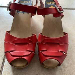 Size 37 Swedish Hasbeens sandals clogs in EUC